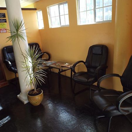 Tropical Court Inn New Kingston Extérieur photo