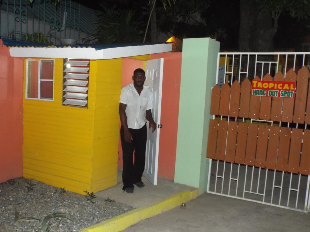 Tropical Court Inn New Kingston Extérieur photo