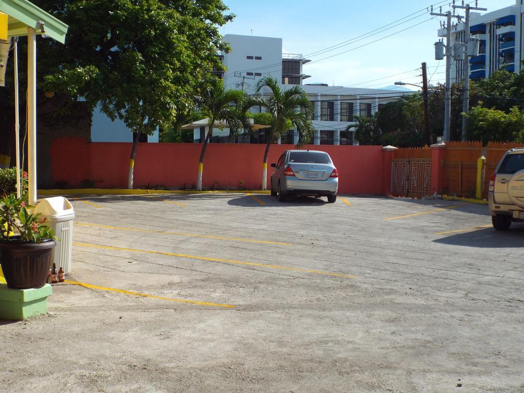 Tropical Court Inn New Kingston Extérieur photo